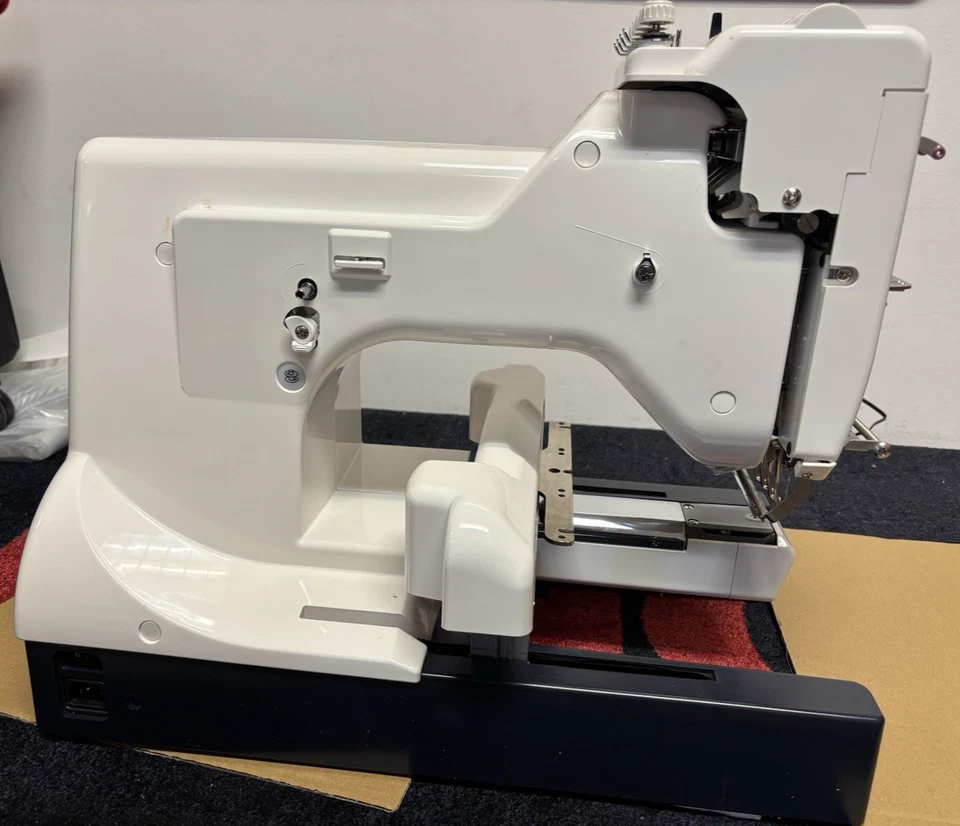 Máquina de bordar comercial Janome MB-4S de 4 agujas Foto 3 de 4