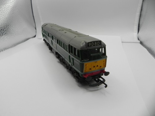 Triang/Hornby 00 Gauge BR Class 31 Diesel Locomotive D5572 in BR Green Livery - Picture 6 of 10