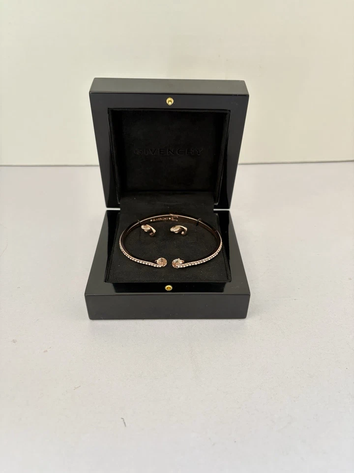 Conjunto Givenchy pulseira e brincos de punho de pedra flutuante cor rosa e cristal - Imagem 4 de 4