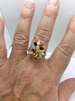 Mehrfarbiger Ring Jade Blume und Perle Mitte 14 Karat Gelbgold