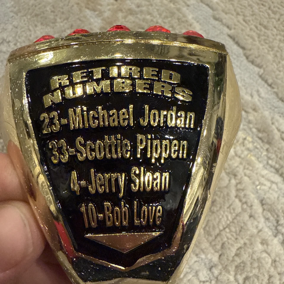 Anillo Gigante Campeonato Oficial Conmemorativo 50 Aniversario Chicago Bulls Foto 4 de 4