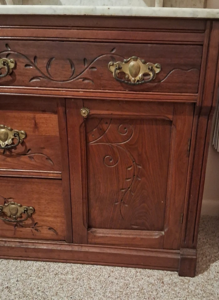 Старинный викторианский дубовый комод с гравировкой Eastlake с мраморным верхом - Изображение 3 из 4