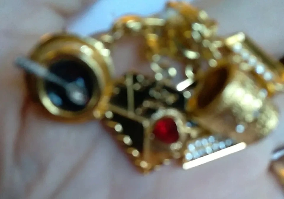 Juego de 5 dijes de pulsera en tono dorado con cierres de langosta Foto 2 de 4