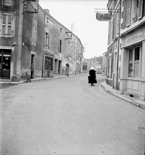 COULONGES SUR L'AUTIZE c. 1960 - Rue du Village - 2 negatives 6x6 - NAQ 227