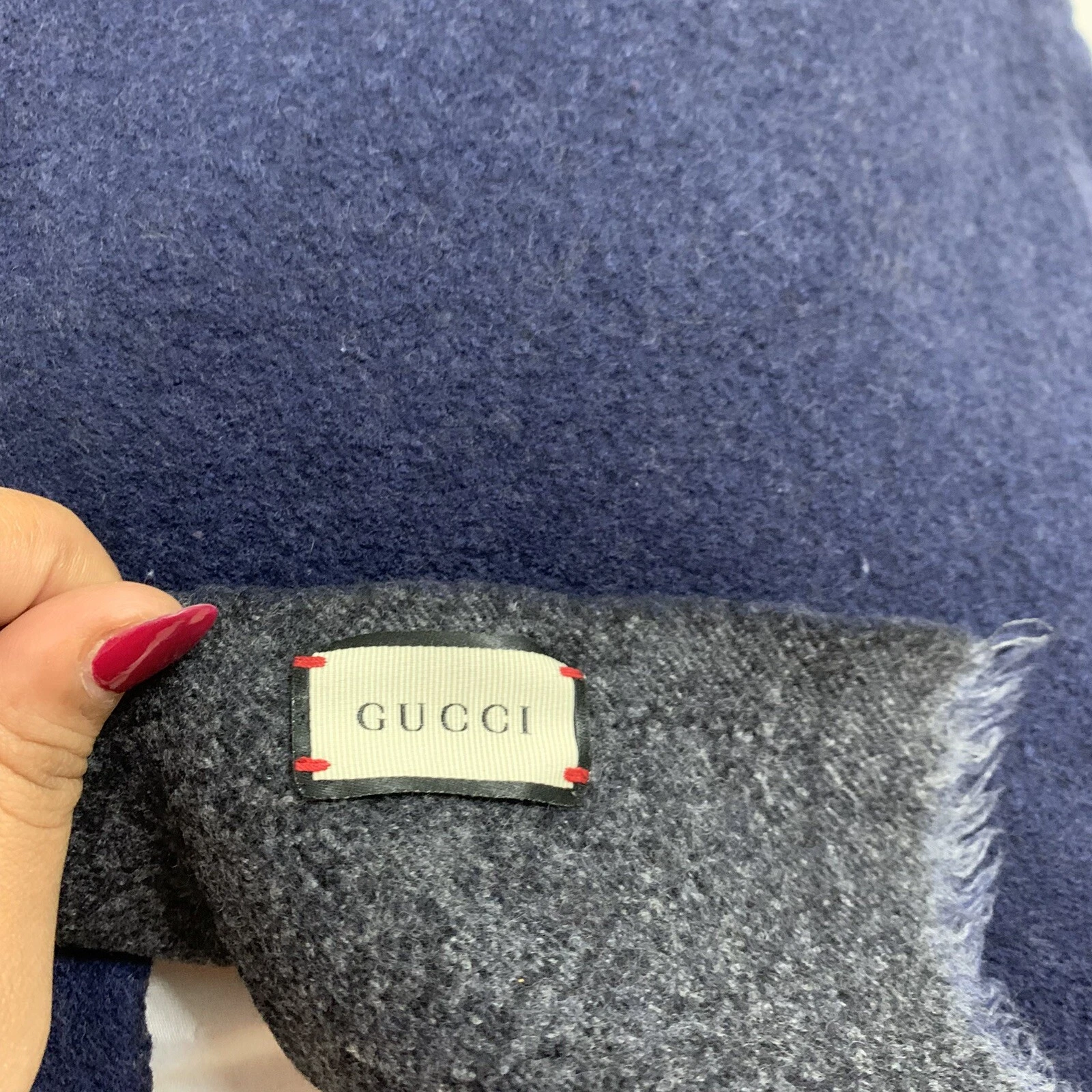Gucci châle foulard bleu marine laine cachemire 52” x 10”   unisexe luxe Italie #A1