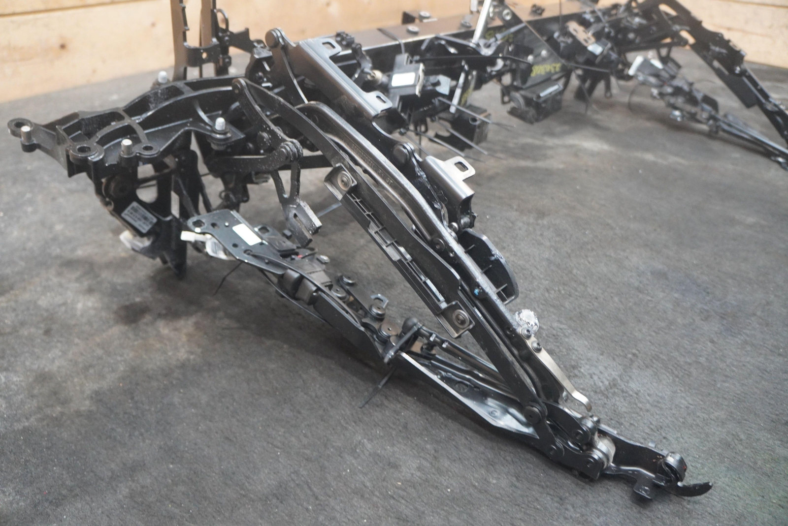 Convertible Roof Top Folding Hinge Crossmember Assembly McLaren 570S Spider 2019