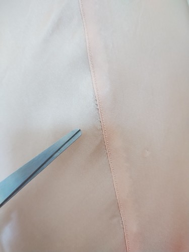 Vintage 1930's "liquid" peach rayon satin bias cut slip - size S 32 - Picture 15 of 22