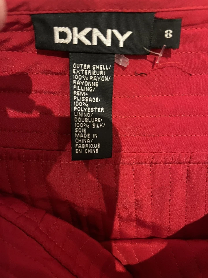 Falda negra DKNY parece roja US8/UK12 Foto 4 de 4