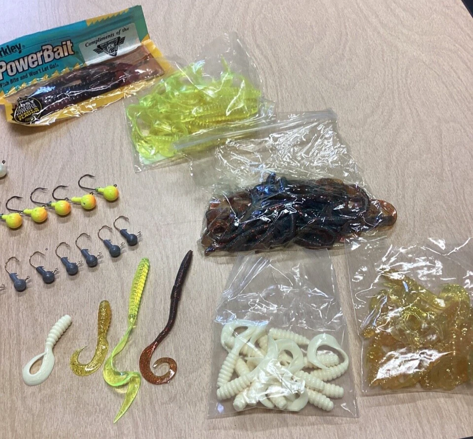 Lote de 81 gusanos de goma Mister Twister y 36 anzuelos de pesca Foto 3 de 3