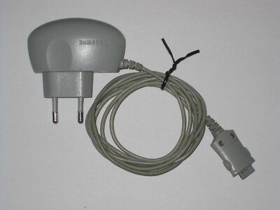 Samsung AC/DC Netzteil - Modell TAD137ESE - 5 V - 0,7 A - 3,5 W