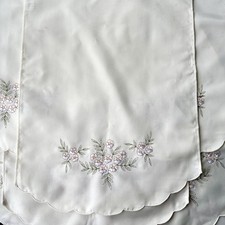 Vintage 50er Jahre besticktes Tischw&auml;sche Set Blumenmuster, gewellter Rand (6 Teile)