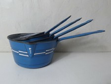 anciennes casseroles émaillées bleues