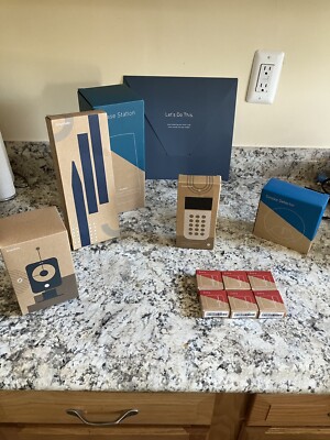 BRAND NEW - SimpliSafe 10pc Security System SSCS3 with Security Camera SSCM2