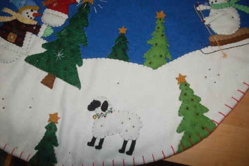 Hand Appliqued Felt Christmas Tree Skirt 28" - Picture 5 of 9