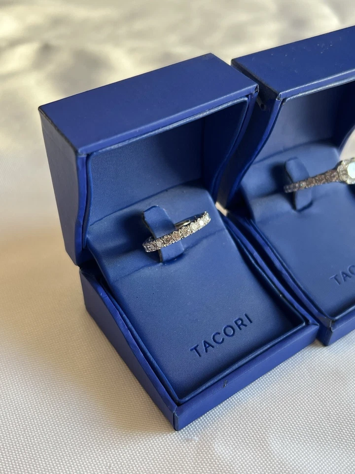 Anillo de compromiso solitario redondo y alianza de boda pequeña pequeña Crescent RoyalT Foto 2 de 4