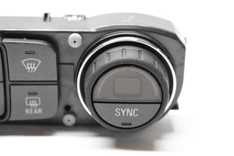 17-18 Chevrolet Silverado 1500 Heat A/C Climate Control Unit OEM 84164476 E3L07 - Image 4 of 4