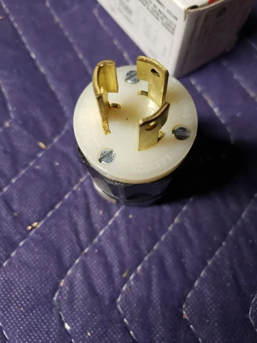 L715-P Pass & Seymour Turnlok Plug 2 Pole 3 Wire Grounding 18/3 SJthru 12/3cord