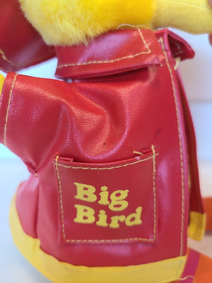 Bombero de peluche Big Bird vintage años 70 con abrigo y sombrero etiquetado Knickerbocker 8" Foto 3 de 4