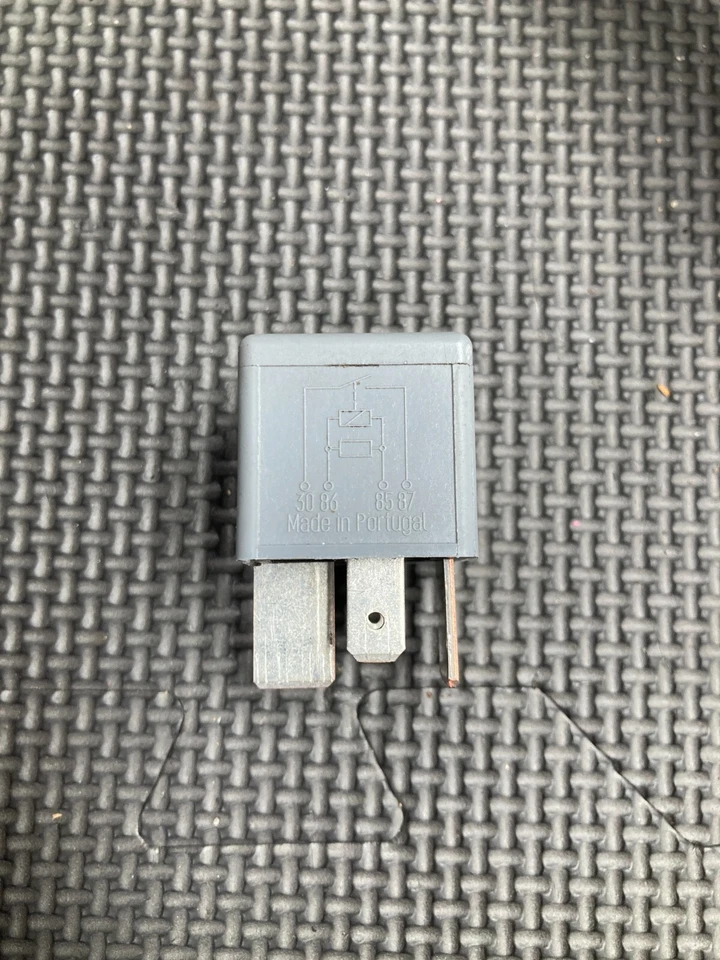 95-23 Audi A6 Quattro Front/Rear Power Relay Control Module 4 Pins OEM 8D0951253 - Image 3 of 4