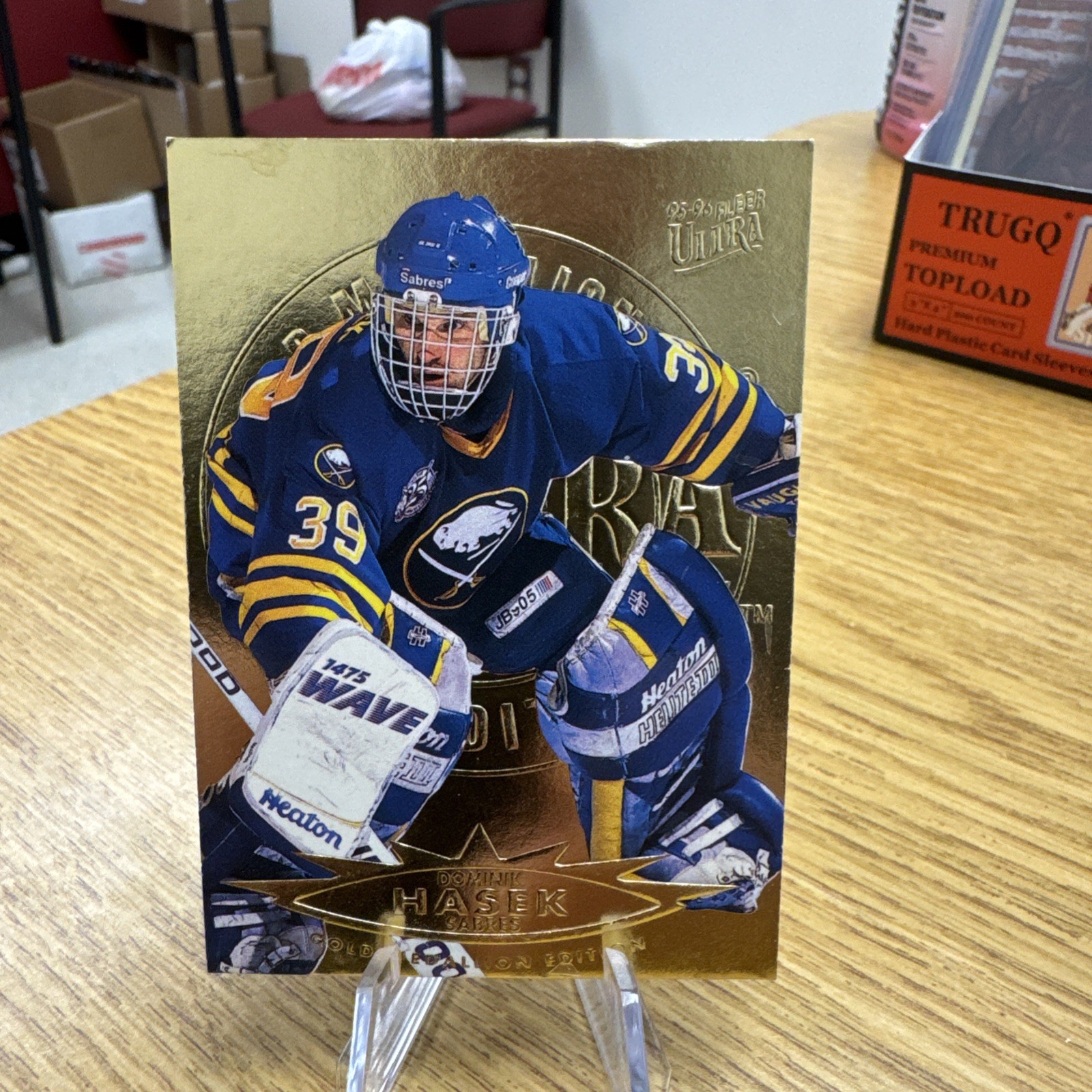 1995-96 Fleer Ultra Dominik Hasek Gold Medallion Card #18 Rare Parallel Insert