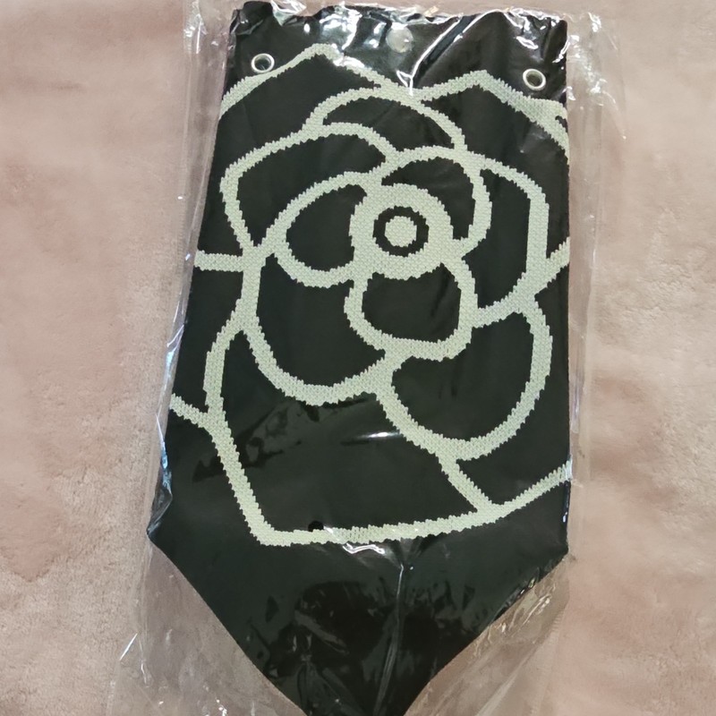 Black/White Floral Knit Bag With Removable Handles.