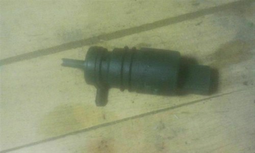 Mercedes-Benz W202 C220 CDI Wischwasserpumpe Pumpe 008015 vorne