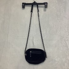 Borsa Clarks nera in pelle scamosciata trapuntata a tracolla con catena pesante Y2K