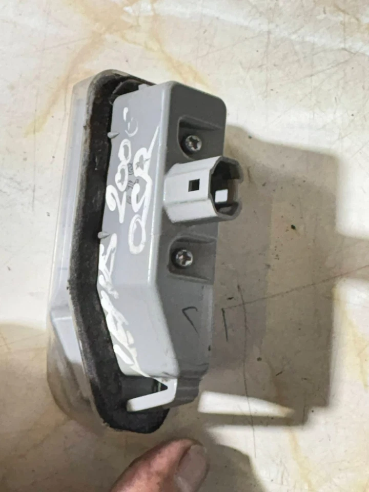 LEXUS IS 220D IS250 MK2 '07 LEFT PASSENGER SIDE NUMBER PLATE LIGHT (AA) 2006 - Image 4 of 4