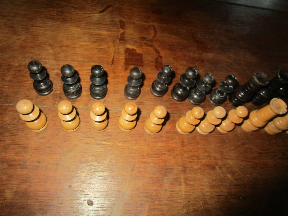 Jeu d'échec / 32 pièces anciennes en buis dans un coffret en bois - Photo 2/4