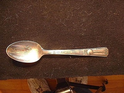 1939 New York Worlds Fair Spoon '' Theme Building ''