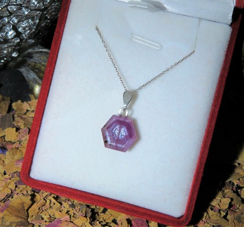 Fascinating natural Untreated Raw Ruby 7ct. hexagonal slice silver pendant 🛑 - Picture 7 of 12