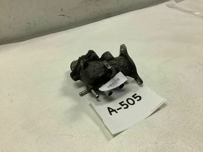 Carcasa termostato salida agua Lexus LS460 2007 OEM+ Foto 2 de 4