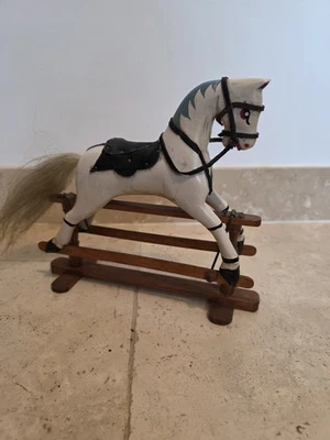 GRAND CHEVAL à bascule en bois polychrome, type