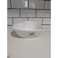 VTG Mount Clemons Pottery Co. White Heart Shaped Bowl Green Sponge Rim & Heart 