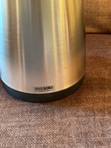 Eva Solo Vacuum Jug with Handle and Lid - Hot Or Cold Beverages, Stainless Steel - Picture 2 of 10