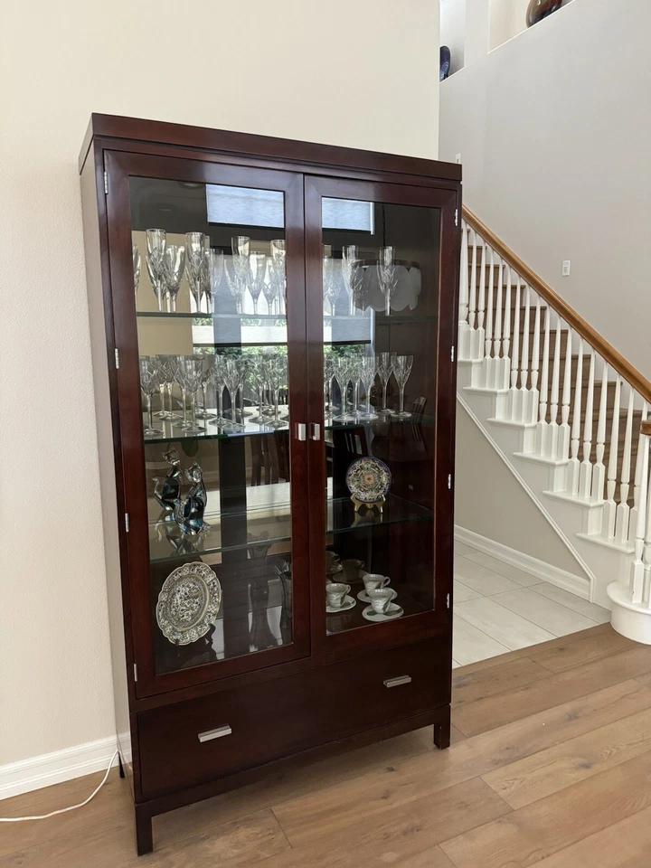 Vitrina Stickley de madera de cerezo Foto 2 de 2