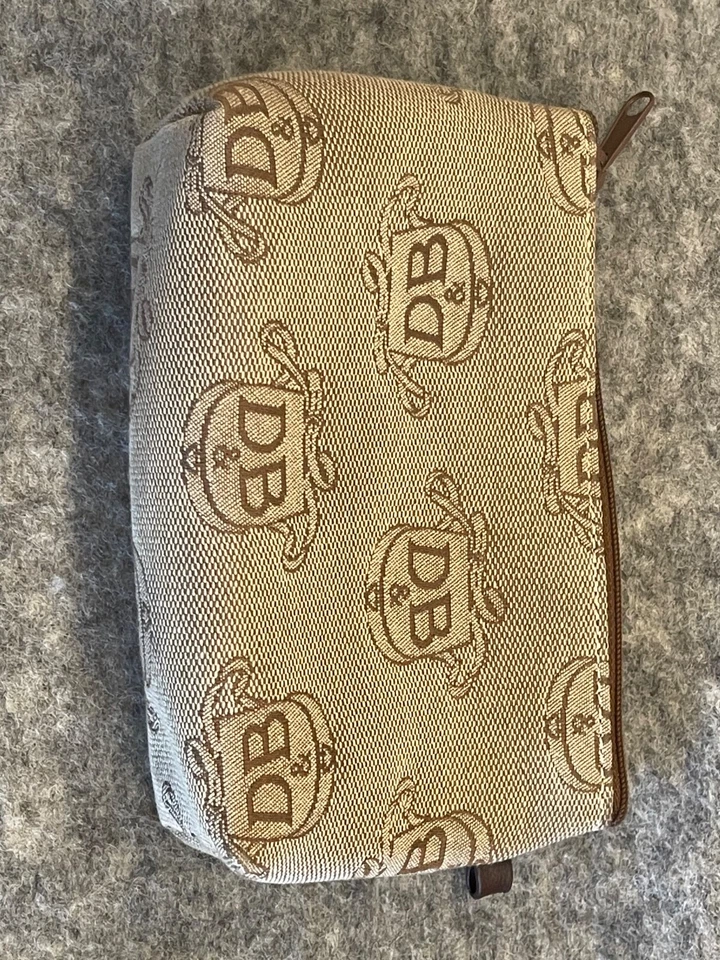 Dooney and Bourke 6” Monedero Dinero en Dinero Tela DB Marrón y Crema Logo Cremallera Foto 2 de 4