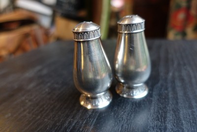 (1) Christofle Malmaison versilbert Salz & Pfefferstreuer Set
