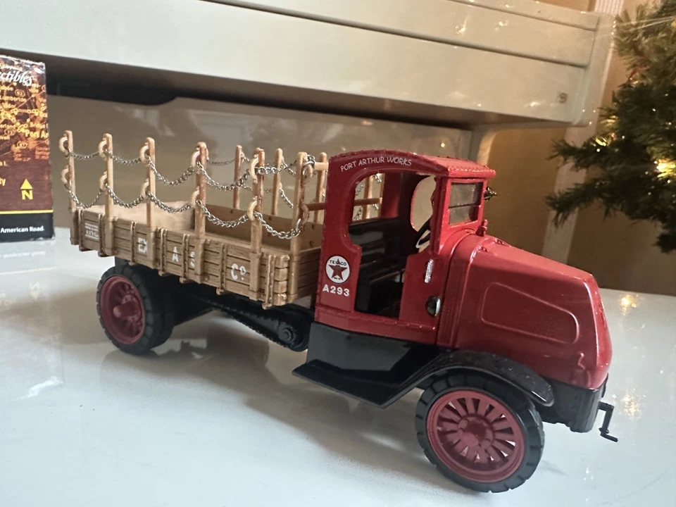 Camión modelo diecast ERTL escala 1:32 Texaco 1918 Mack AC Bulldog camión plataforma plana Foto 2 de 4