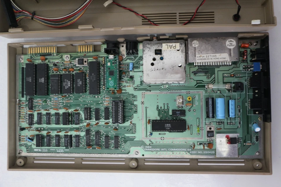 COMMODORE 64 C64 BISCOTTONE RESTAURATO - Immagine 4 di 4