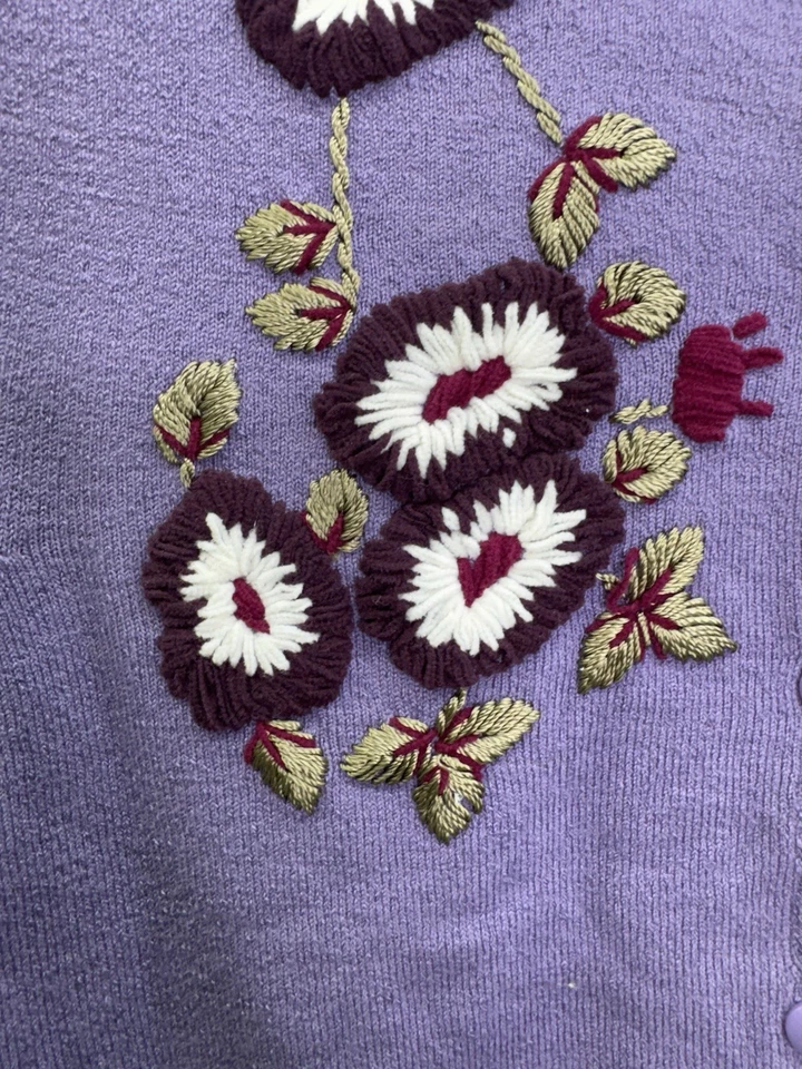 Bisou Bisou NUEVO CON ETIQUETAS Floral Bordado Adornado Botón Cárdigan Suéter Fino S Foto 3 de 4