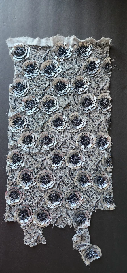 Muestra de encaje metálico de diseñador con flores con cuentas 3D - plateado y negro Foto 4 de 4