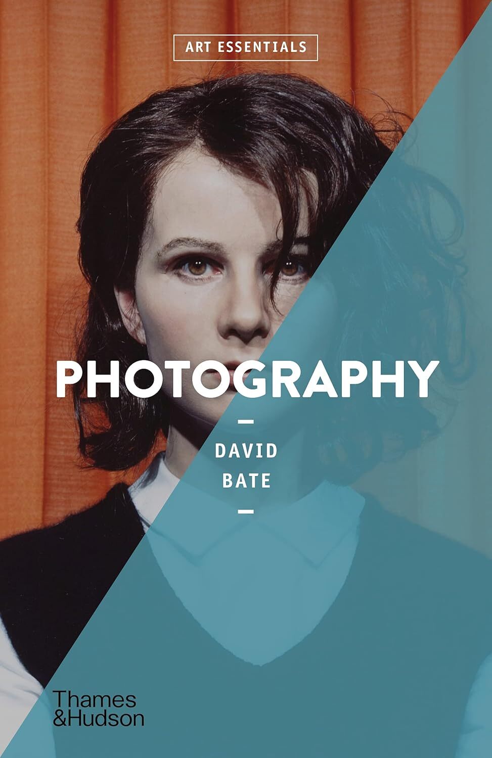 Photography: 16 (Art Essentials) [paperback] Bate, David [Oct 07, 2021]