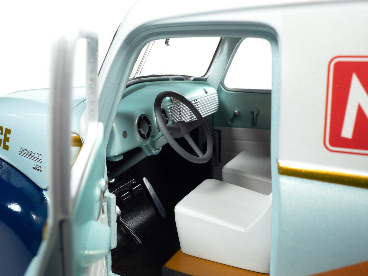 Auto World 1:18 - Monopoly 1948 Chevrolet Panel Delivery w