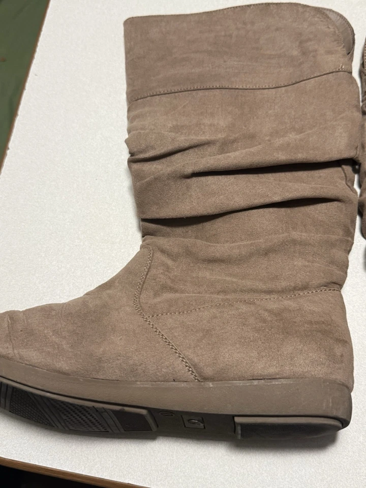 St.John's Bay Kellman Women's Taupe Suede calf height Boots SZ 8M, boho, casual - Image 3 of 4