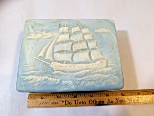 Vintage Soapstone trinket / cigarette box  Clipper Ship Blue and White AS IS - Afbeelding 1 van 10