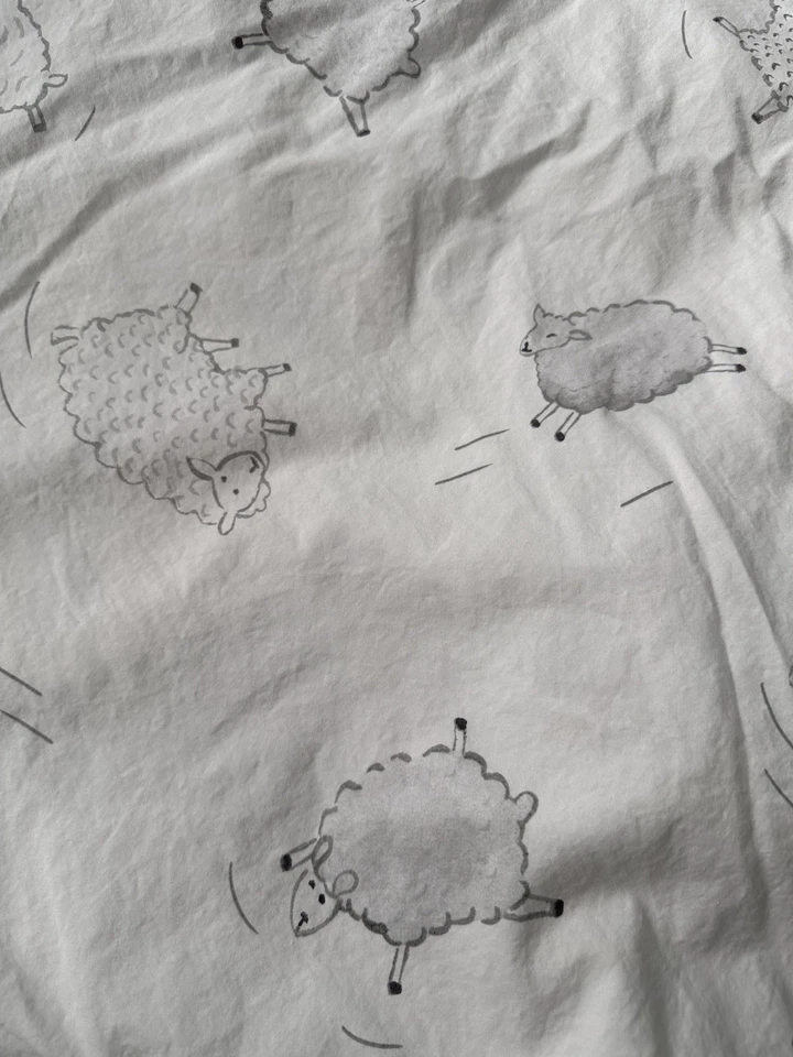 Sábana bajera ajustable Pottery Barn Kids bebé Shelby oveja blanca gris algodón orgánico Foto 3 de 4