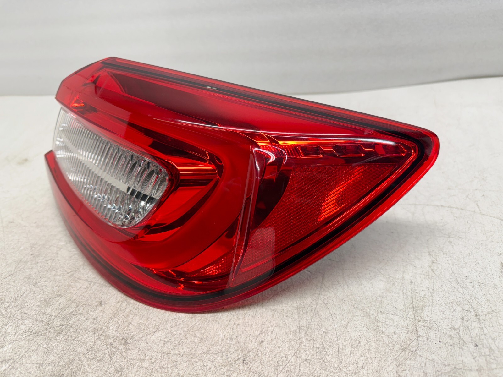 P50186 2014-2020 Maserati Quattroporte Tail Light Passenger Side Quarter Mount