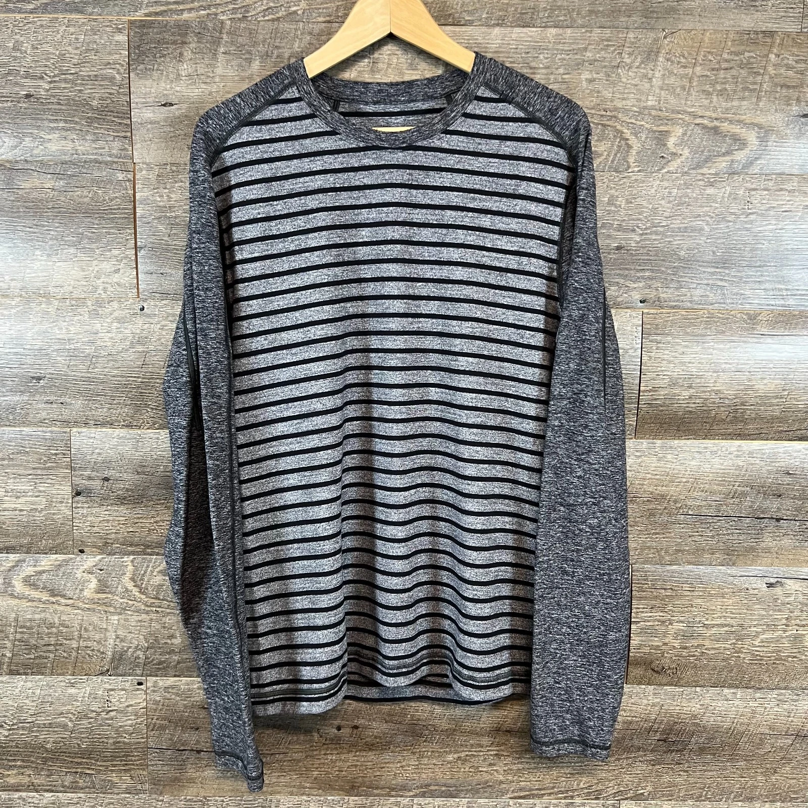 Lululemon Men's Surge Warm Crew Black Gray Striped Long Sleeve Shirt M/L
