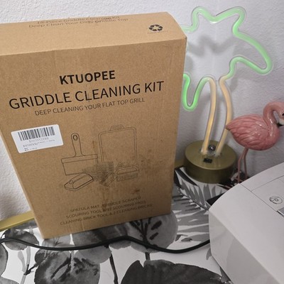 NEW IN BOX KTU0PEE Griddle Cleaning Kit for Flat Top Grill w MAT